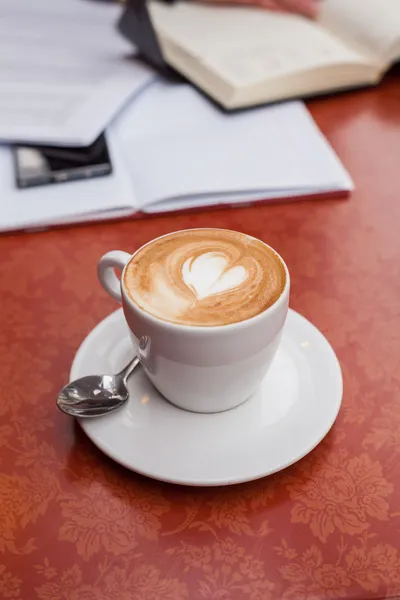Hart puttend uit latte — Stockfoto