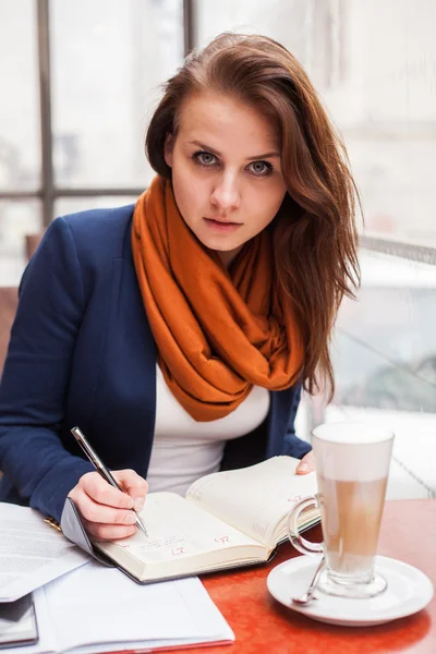 Студент в кафе — стоковое фото