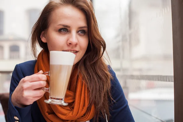 Menina beber latte — Fotografia de Stock