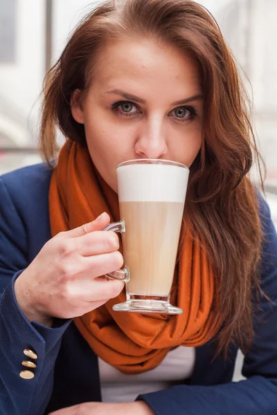 Menina beber latte — Fotografia de Stock