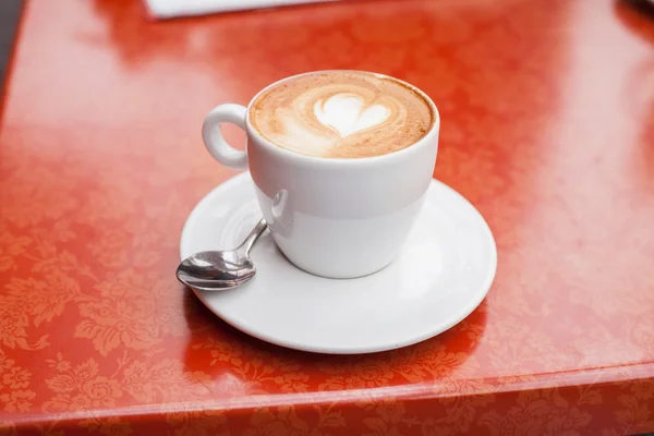 Latte con simbolo del cuore — Foto Stock