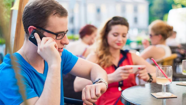 Pár používání mobilních telefonů — Stock fotografie