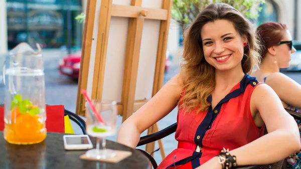 Donna sorridente in caffè — Foto Stock