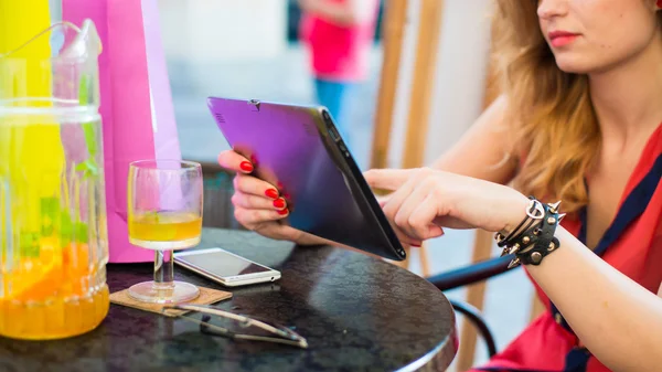 Frau benutzt ipad — Stockfoto