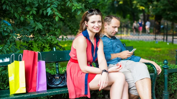 Pareja sentada en el banco — Foto de Stock