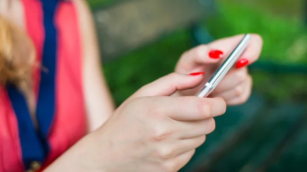 Feminino segurando telefone — Fotografia de Stock