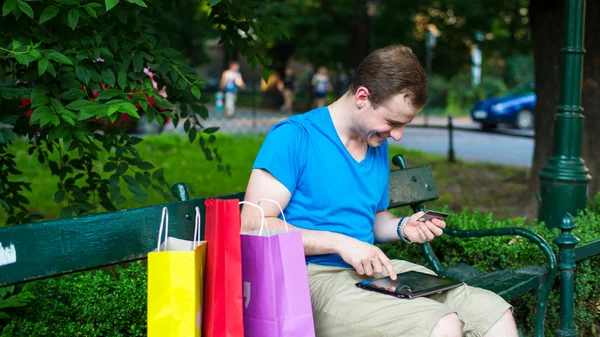 Man with tablet and credit card — Stock Photo, Image