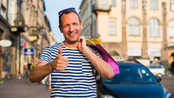 Hombre mostrando el pulgar hacia arriba — Foto de Stock