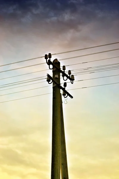 Stožár elektrického vedení nebo telefonního sloupu — Stock fotografie