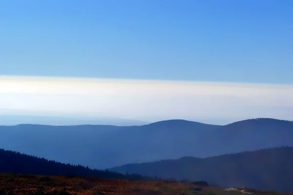 Vista desde la cumbre del Brocken a otras montañas — Foto de Stock