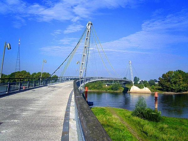 A bridge for pedestrians across the Elbe — Stock Photo, Image