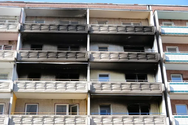 bir yangından sonra boş bir ev
