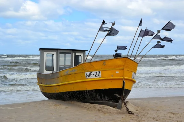 一艘渔船在波罗的海海岸 — 图库照片