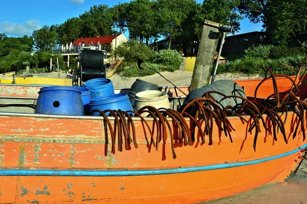 Um barco de pesca e equipamento — Fotografia de Stock