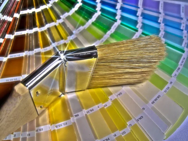 Een penseel en veel kleur tinten — Stockfoto