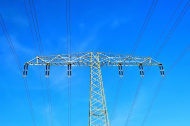 bir elektrik direği ve mavi gökyüzü
