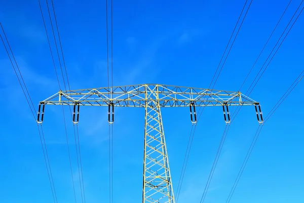 En power pole och blå himmel Stockbild