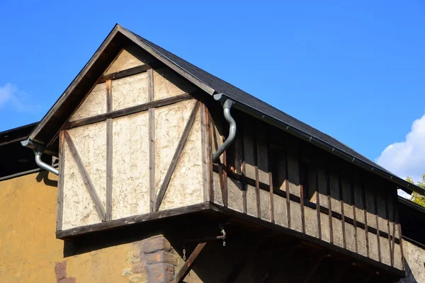 Altes Fachwerkhaus im Grünen — Stockfoto