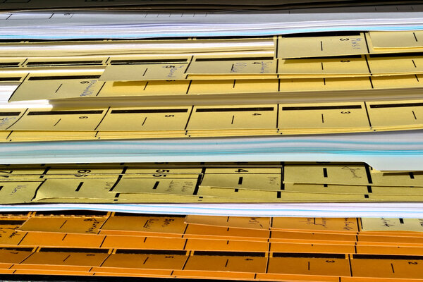 папка с файлом на столе
