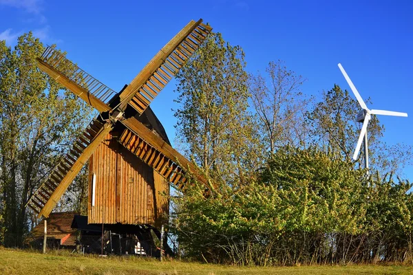 En historisk väderkvarn och ett vindkraftverk — Stockfoto
