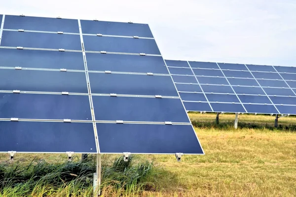 Painéis solares em um campo — Fotografia de Stock