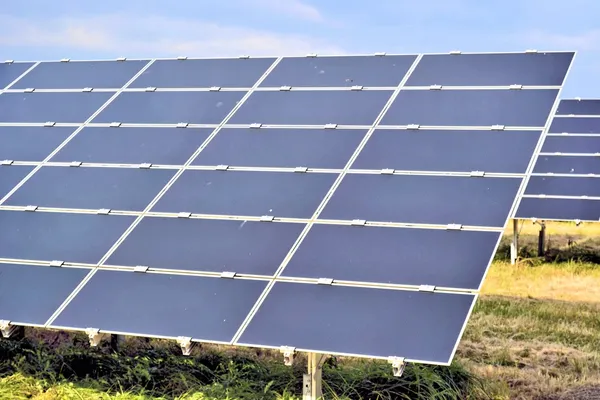 Sonnenkollektoren auf einem Feld — Stockfoto