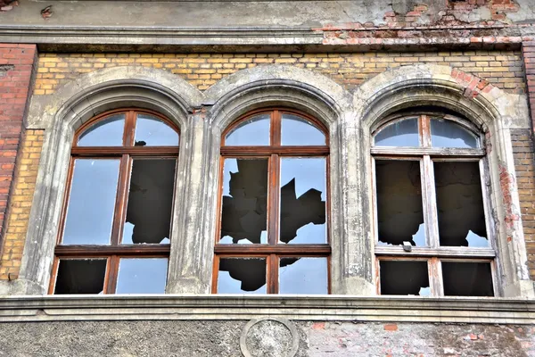 Broken windows in an abandoned house — Stock Photo, Image