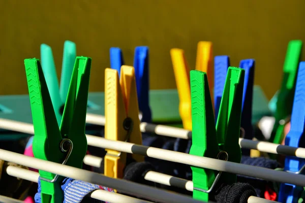 Gewassen kleren en wasknijpers — Stockfoto