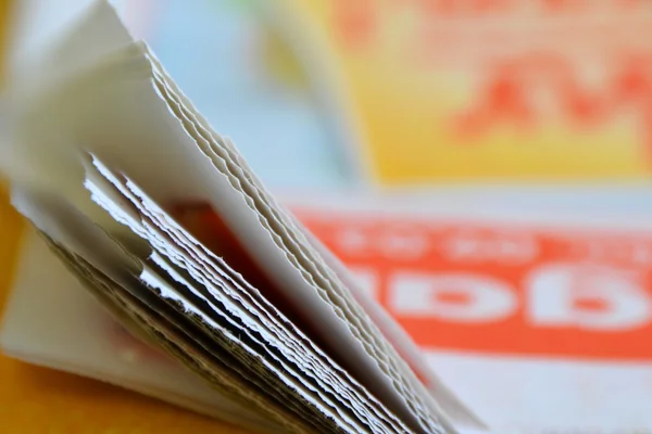 Um jornal deitado sobre uma mesa — Fotografia de Stock