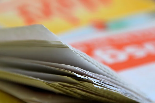 Un journal couché sur une table — Photo