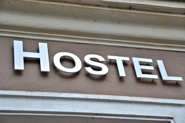 Gevel van een huis met de woorden hostel — Stockfoto