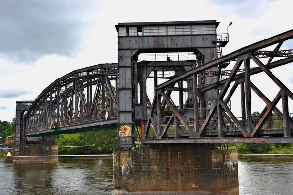 A ramshackle bridge over the Elbe — Stock Photo, Image