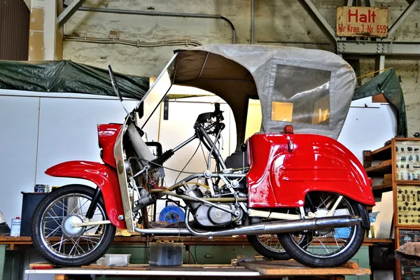 Una motocicleta con tres ruedas — Foto de Stock