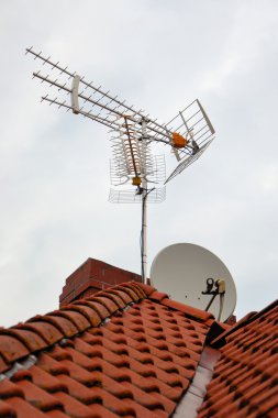 bir analog anten ve bir uydu çanağı