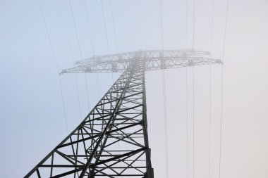elektrik direğinden sis
