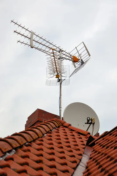 Eine analoge Antenne und eine Satellitenschüssel — Stockfoto