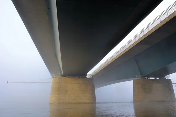 Un puente de carretera sobre el río Elba —  Fotos de Stock