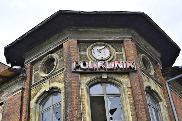 Fachada de un hospital abandonado — Foto de Stock