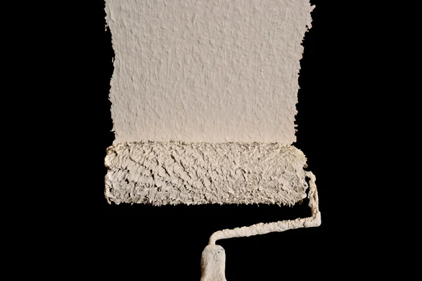 beyaz boya ile boya silindiri