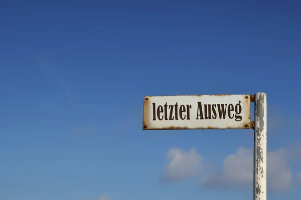 Schild mit der Aufschrift letzter Ausweg — Stockfoto