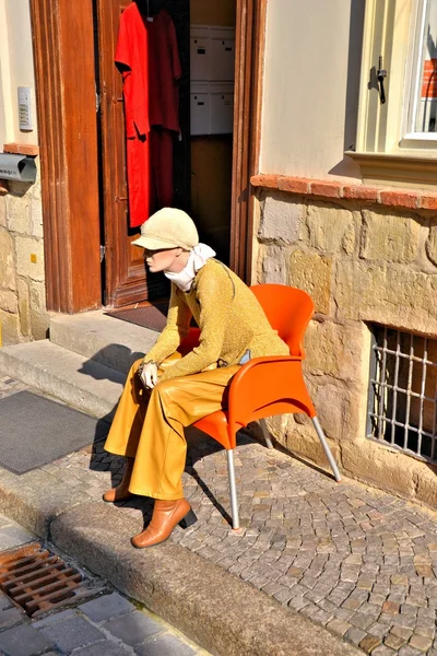 Eine Schaufensterpuppe vor einem Geschäft — Stockfoto