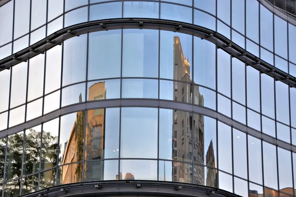 Reflexión en una fachada de vidrio — Foto de Stock