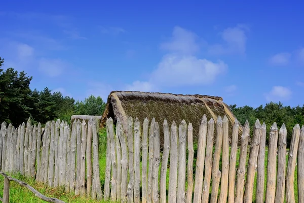 Reconstrucción de una aldea de la Edad de Piedra — Foto de Stock