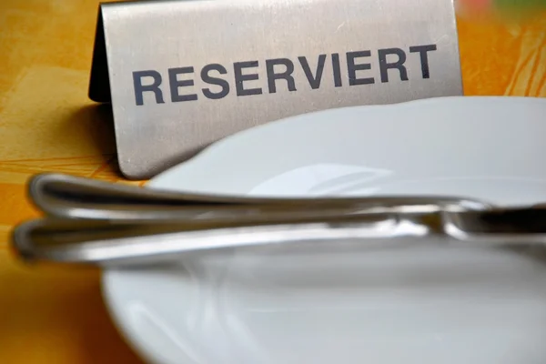 Uma mesa reservada em um restaurante — Fotografia de Stock
