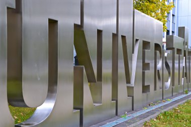bir üniversite önünde metal harflerle