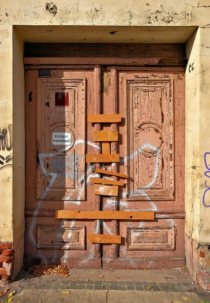 Locked door of an abandoned house — Stock Photo, Image