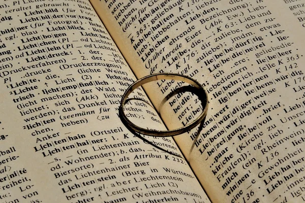 A wedding ring with a heart-shaped shadow — Stock Photo, Image