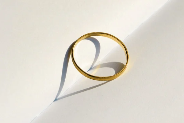 A wedding ring with a heart-shaped shadow — Stock Photo, Image