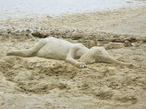 En gjuten sand elefant på stranden — Stockfoto