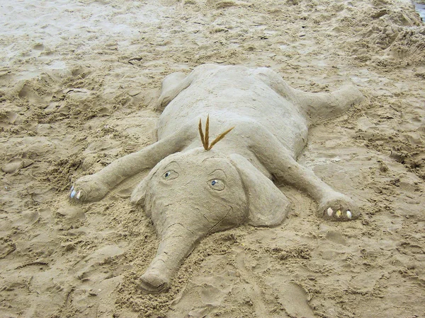 Слон в форме песка на пляже — стоковое фото